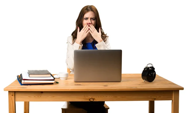 Деловая женщина работает со своим ноутбуком и прикрывает рот — стоковое фото