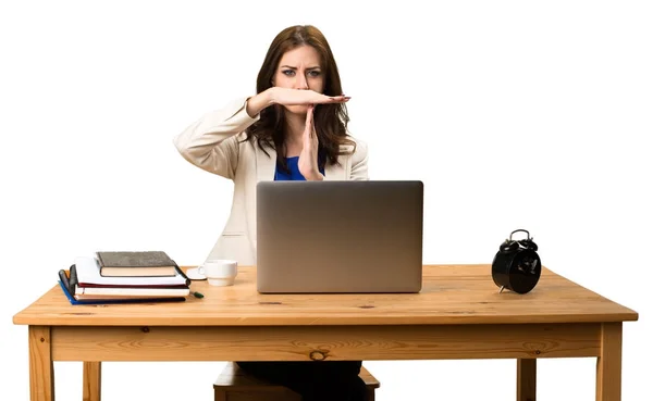 商业女性工作与她的笔记本电脑和制作时间，gestu — 图库照片