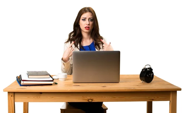 Zakenvrouw werken met haar laptop en verrassing gestu maken — Stockfoto