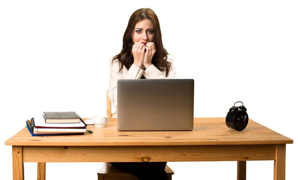 Испуганная деловая женщина, работающая со своим ноутбуком — стоковое фото