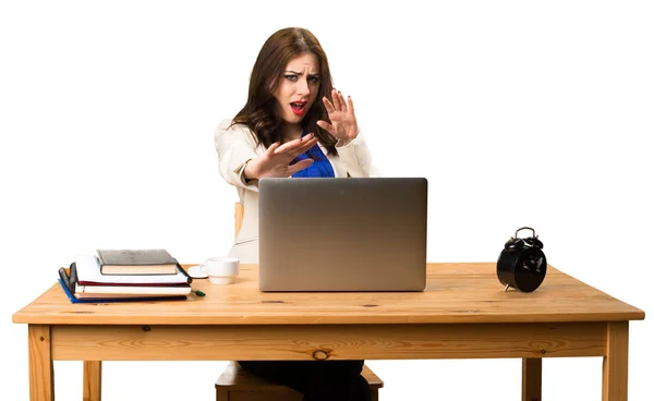 Verängstigte Geschäftsfrau arbeitet mit ihrem Laptop — Stockfoto