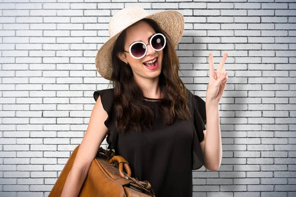 Zafer jest yapma bavulla güzel genç kız 