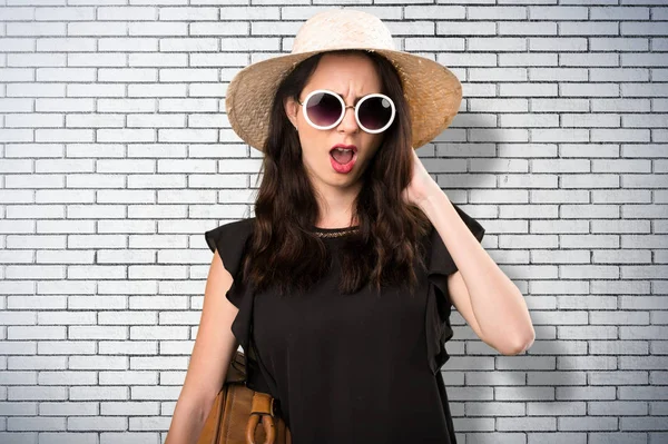 Sürpriz bir jest yapma bavulla güzel genç kız