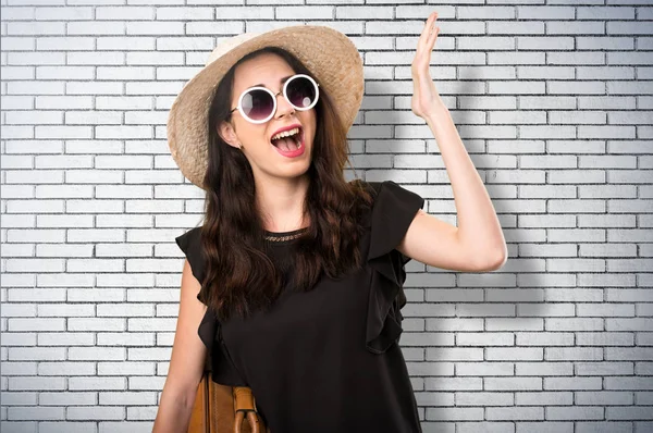 Sürpriz bir jest yapma bavulla güzel genç kız