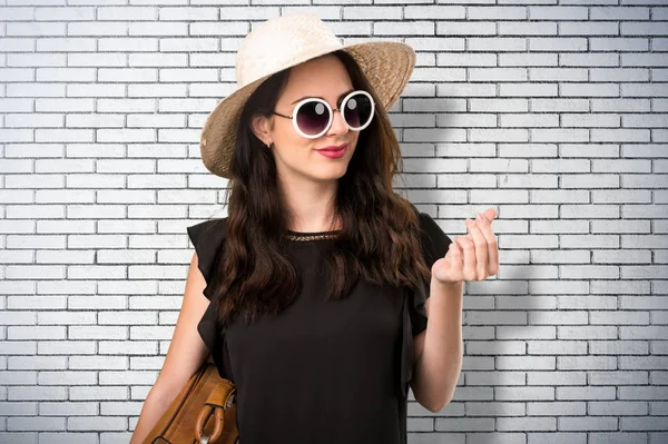 Güzel genç kız bavulla para jest yapma bir 