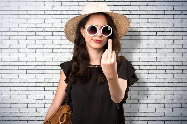 Bir bavul yapım boynuz hareketi bir b ile güzel genç kız