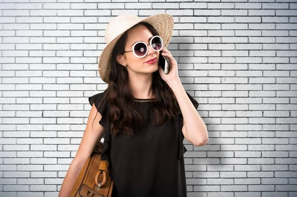 Güzel genç kız bir BRI için mobil söz bavulla