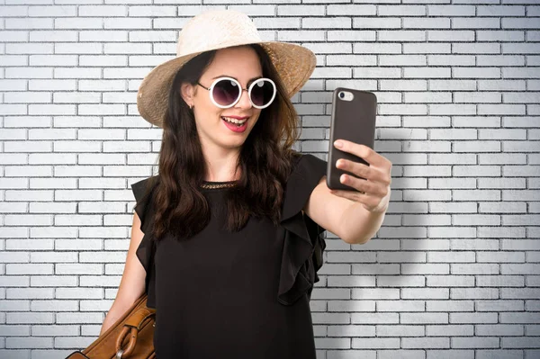 Bir selfie bir tuğla yapma bavulla güzel genç kız