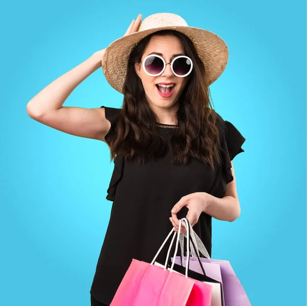 Güzel genç kız alışveriş çantası sürpriz jest yapma ile 