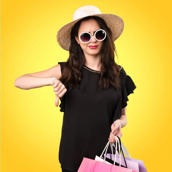Krásná mladá dívka s nákupní taškou, takže špatný signál na col — Stock fotografie