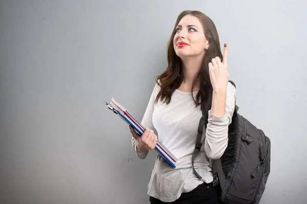 Student vrouw omhoog op gestructureerde achtergrond — Stockfoto