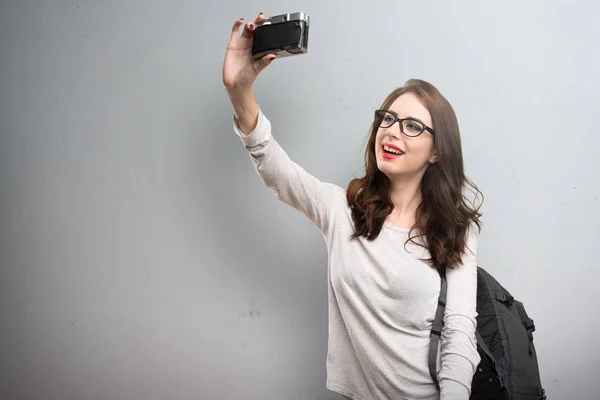 Öğrenci kadın bir selfie üzerinde dokulu arka plan yapma — Stok fotoğraf