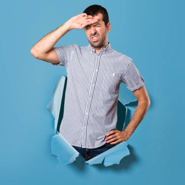 Bir kağıt delikten ateş ile yakışıklı