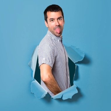 Yakışıklı adam kağıt delik espri