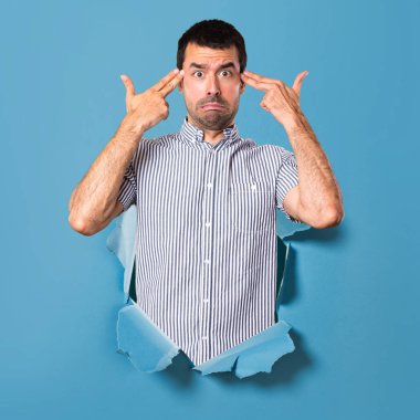 Yakışıklı adam yapma intihar jest bir kağıt delikten