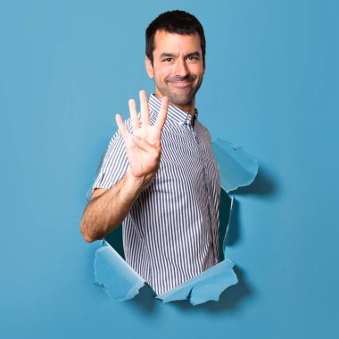 Yakışıklı adam dört bir kağıt delikten sayma