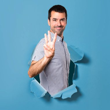 Yakışıklı adam üç kağıt delikten sayma