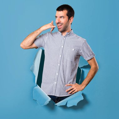 Yakışıklı adam yapım telefon jest bir kağıt delikten