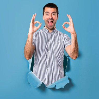 Yakışıklı adam Tamam kağıt delik kayıt yapma