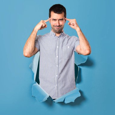 Yakışıklı adam kağıt delik düşünüyorum