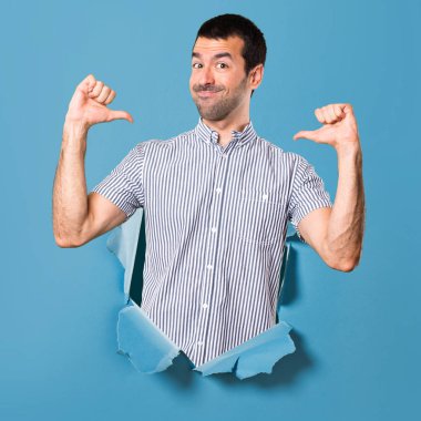 Yakışıklı bir kağıt delik kendisiyle gurur