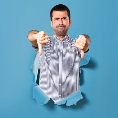 Yakışıklı adam kötü sinyal kağıt delik yapma