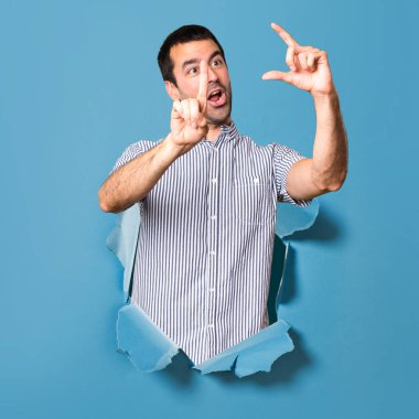 Yakışıklı adam bir kağıt delikten şeffaf ekranda dokunmadan