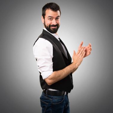 Cool adam gri arka plan üzerinde alkış