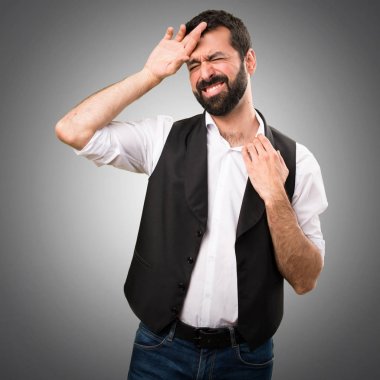 Ateşli gri arka plan üzerinde serin adam