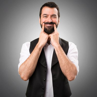 Gri arka plan üzerinde mutlu serin adam