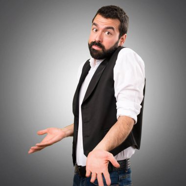 Cool adam gri arka plan üzerinde önemsiz jest yapma