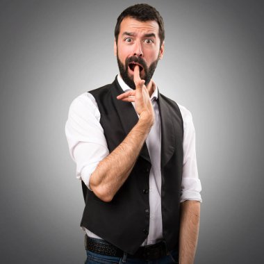 Cool adam yapma intihar jest gri arka plan üzerinde