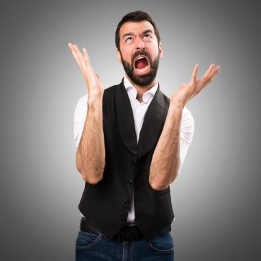 Gri arka plan üzerinde hayal kırıklığına cool adam