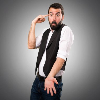 Cool adam gri arka plan üzerinde deli jest yapma