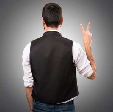 Cool adam iki gri arka plan üzerinde sayma