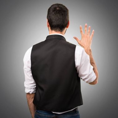 Cool adam beş gri arka plan üzerinde sayma