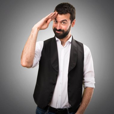 Cool adam gri arka plan üzerinde selamlayan