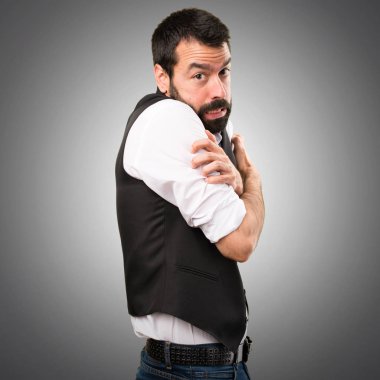 Gri arka plan üzerinde buz gibi serin adam