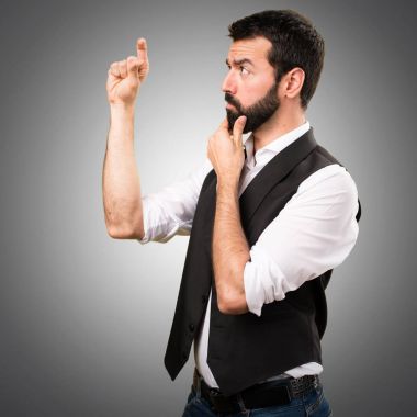 Cool adam küçük işareti gri arka plan üzerinde yapma