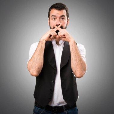 Cool adam yapma sessizlik jest gri arka plan üzerinde