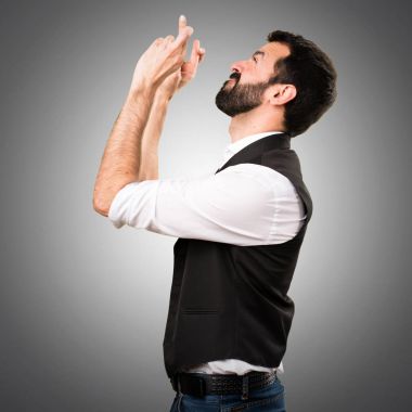 Cool adam gri arka plan üzerinde esneme