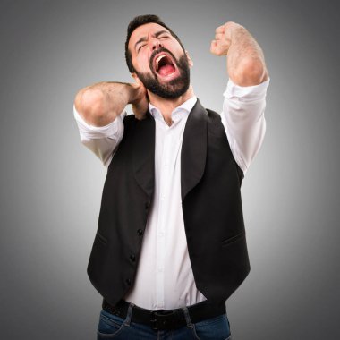 Cool adam gri arka plan üzerinde esneme