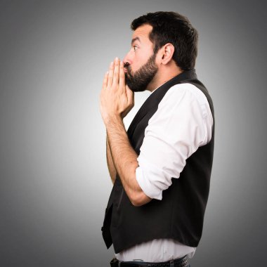 Cool adam gri arka plan üzerinde yalvaran