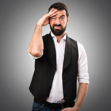 Gri arka plan üzerinde yorgun serin adam