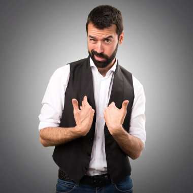 Cool adam yapma sürpriz jest gri arka plan üzerinde