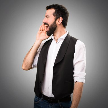 Cool adam gri arka plan üzerine bağırarak