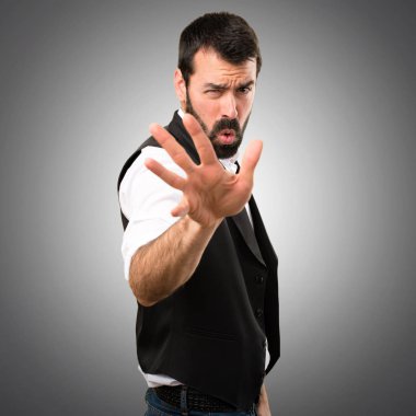 Cool adam gri arka plan üzerinde kırmızı yapma