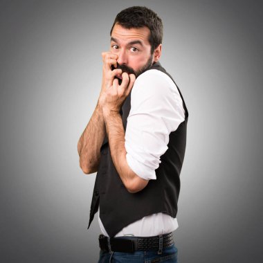 Gri arka plan üzerinde korkmuş cool adam