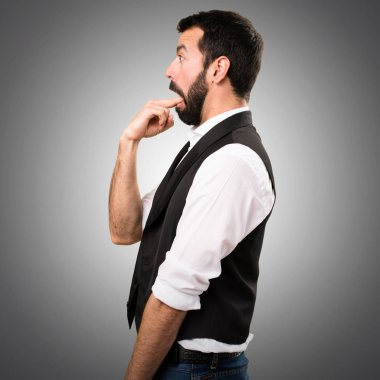 Cool adam gri arka plan üzerine kusma jest yapma