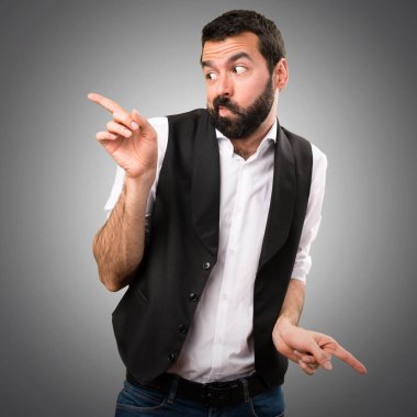 Cool adam şüpheleri üzerinde gri backgrou laterallerin işaret